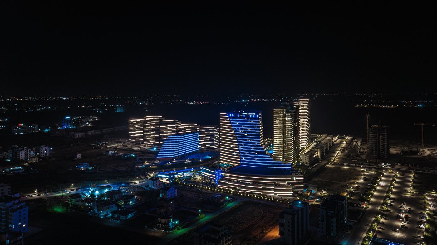 Резорт Grand Sapphire вночі