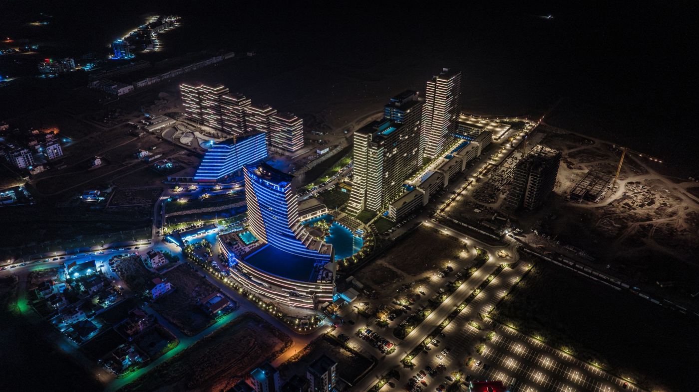 Резорт Grand Sapphire вночі з дрона